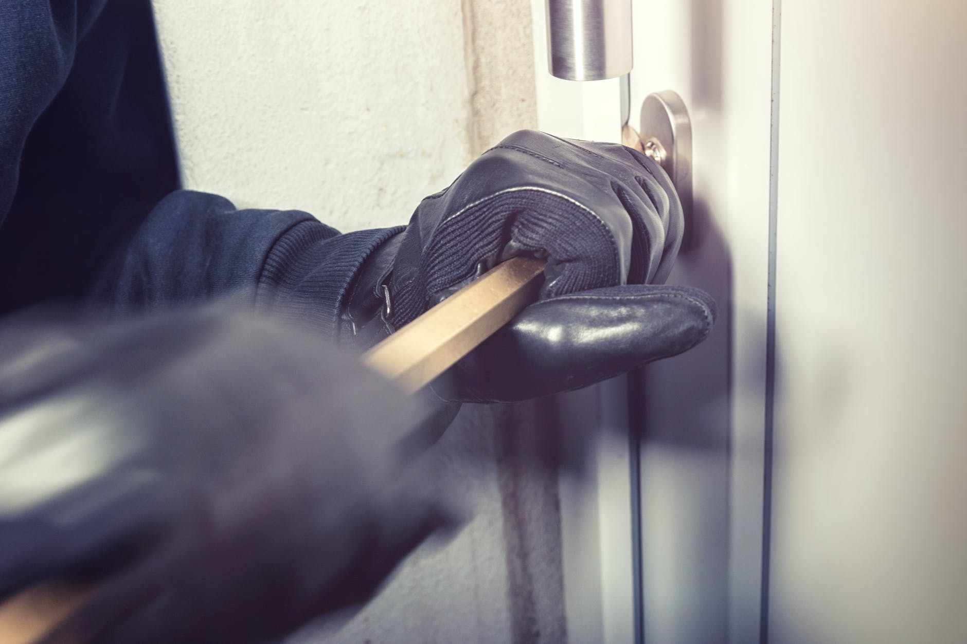 einbrecher hebeln fenster ture auf und steigen ins haus ein